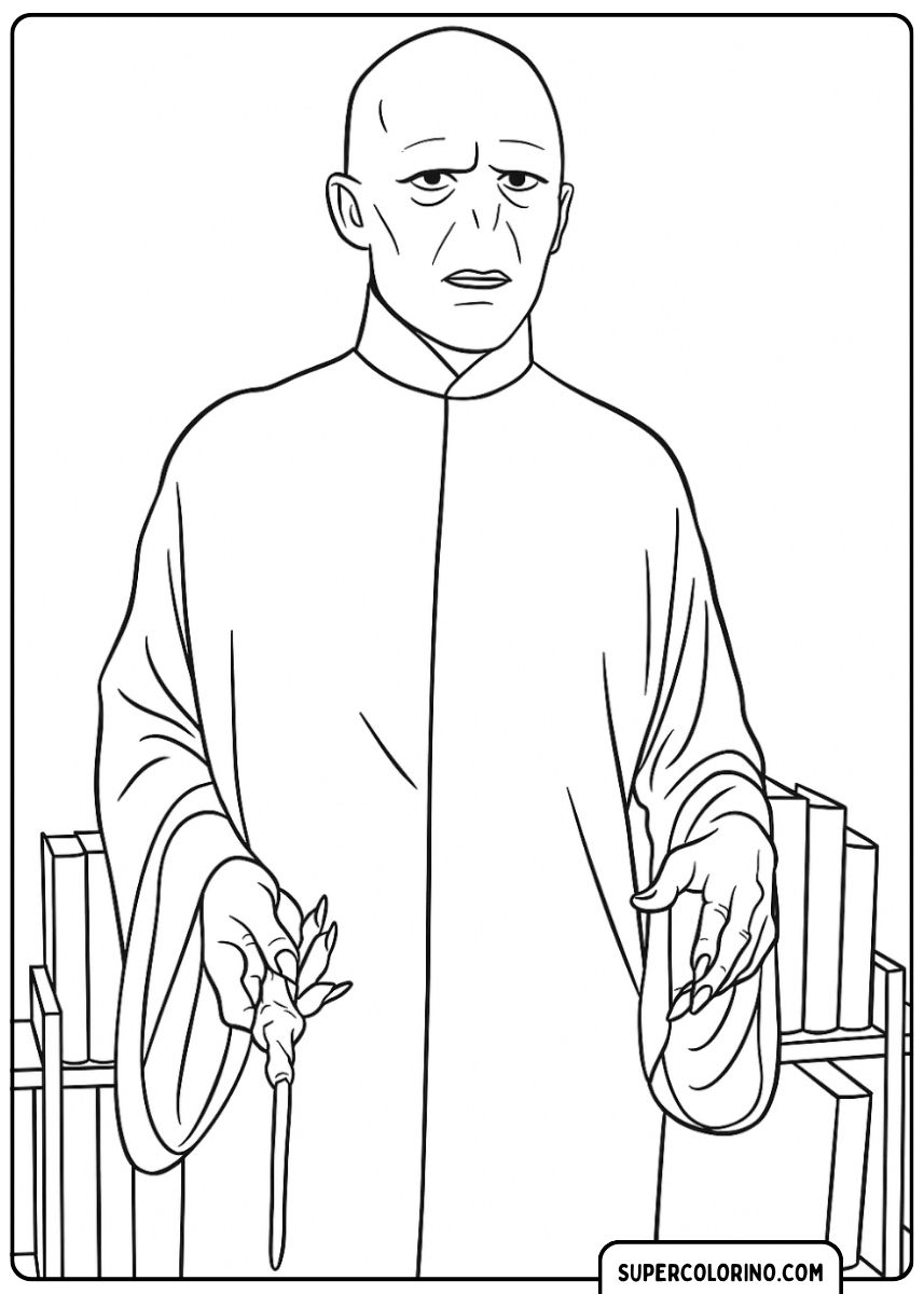 Lord Voldemort avec sa baguette devant les étagères.