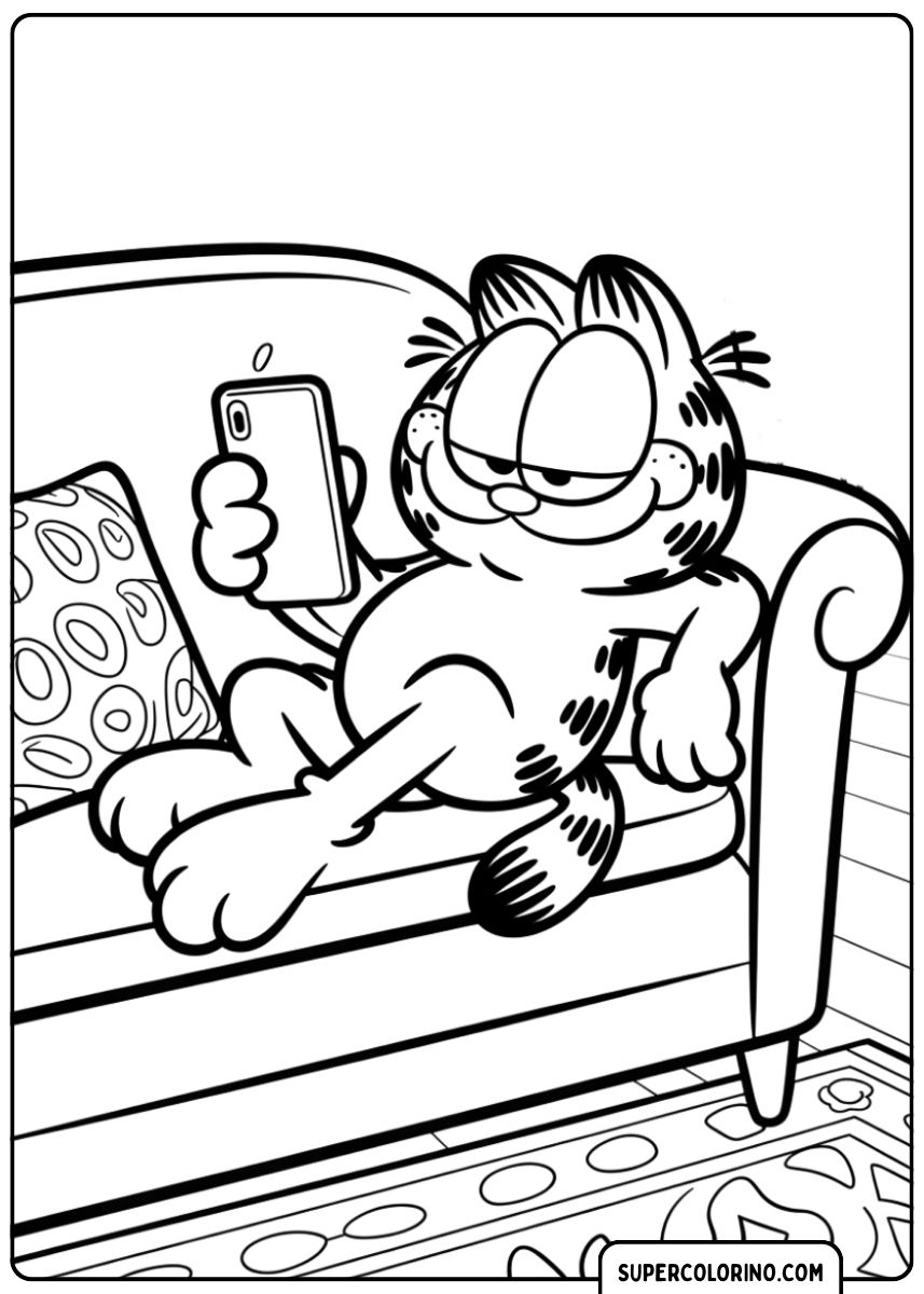 Garfield, die Katze, liegt faul auf dem Sofa und nutzt sein modernes Smartphone.